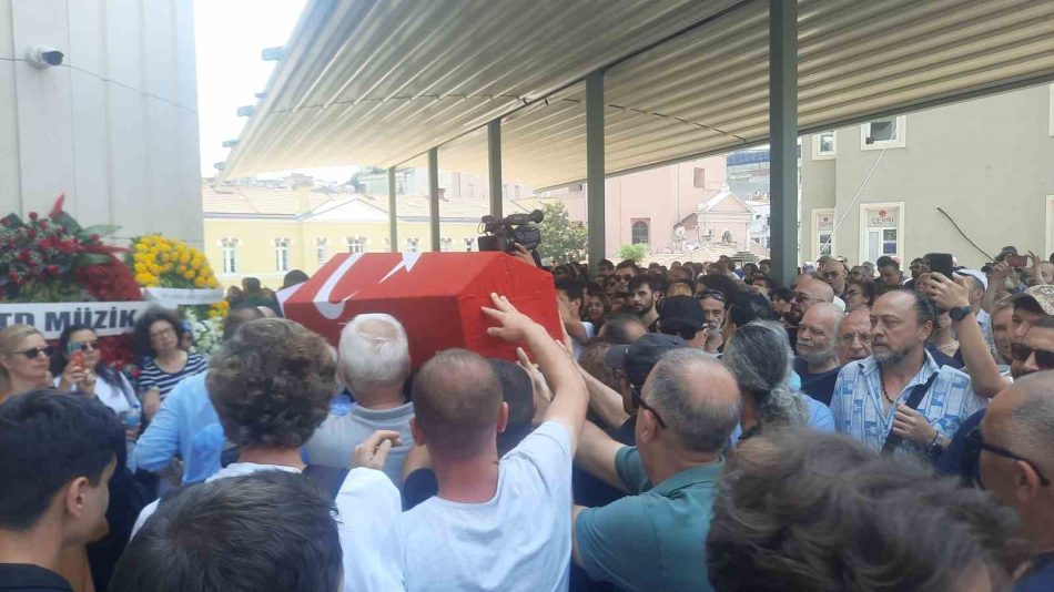 Özkan Uğur son yolculuğuna uğurlandı Özkan Uğur son yolculuğuna uğurlandı