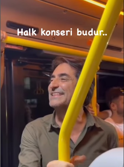 Mahsun Kırmızıgül'den Minibüste Konser Mahsun Kırmızıgül'den Minibüste Konser