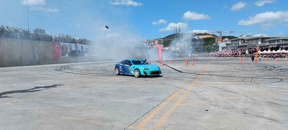 'Gebze Driftfest' gösterisi adrenalin dolu anlar yaşattı 'Gebze Driftfest' gösterisi adrenalin dolu anlar yaşattı