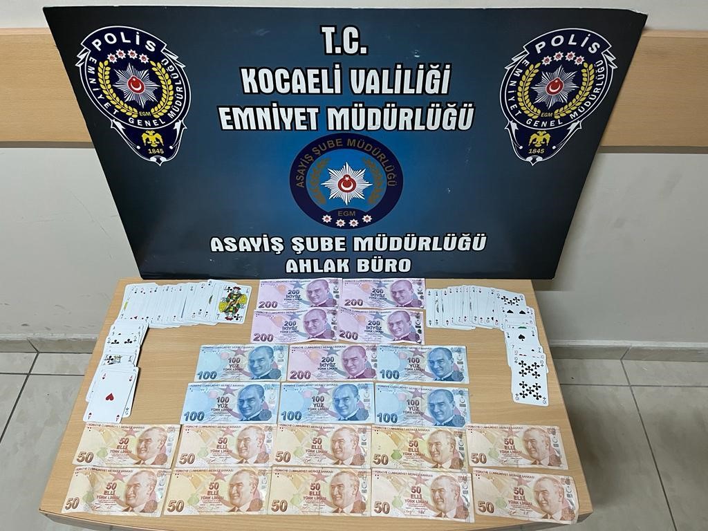 İş yerinde kumar oynatıldığı denetimde ortaya çıktı İş yerinde kumar oynatıldığı denetimde ortaya çıktı