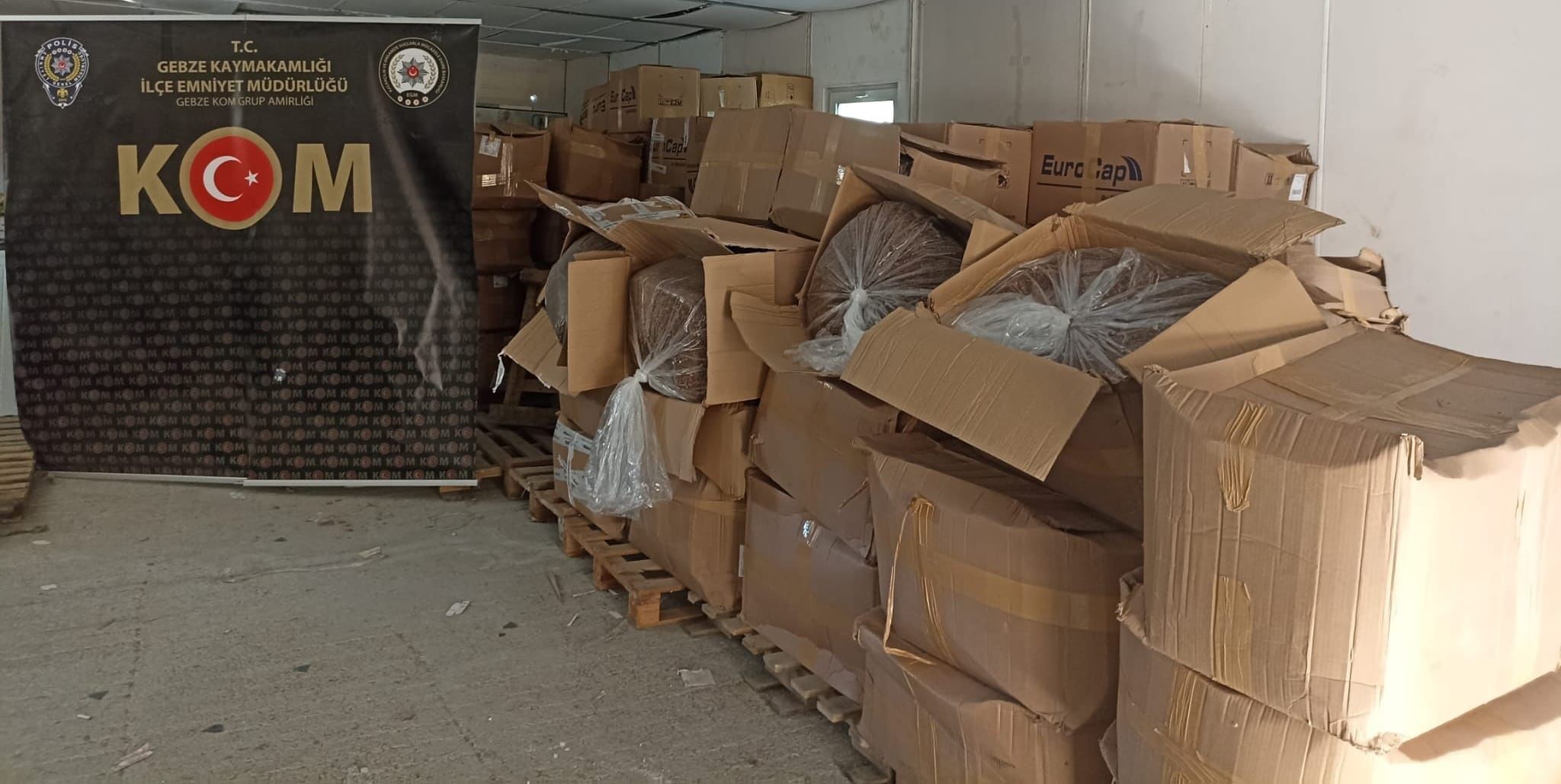 Gebze'de kargo şubesine kaçak tütün sevkiyatı Gebze'de kargo şubesine kaçak tütün sevkiyatı