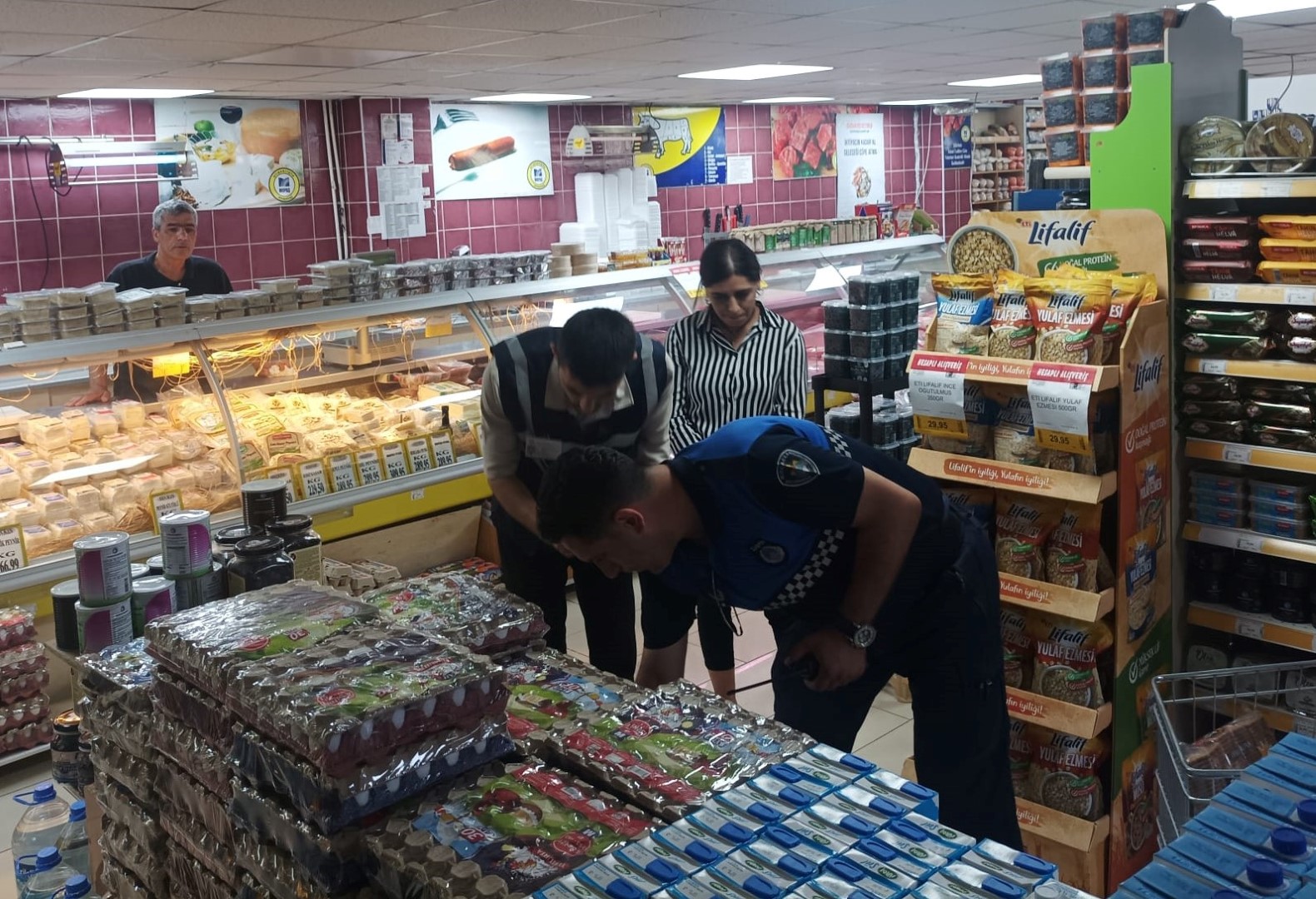 Büyükşehir Zabıtasından marketlere sıkı denetim