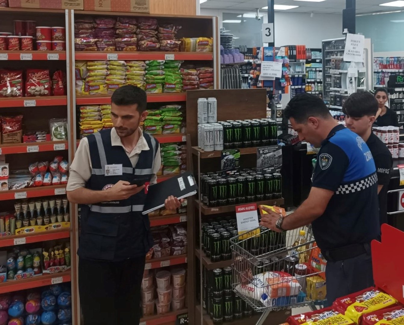 Büyükşehir Zabıtasından marketlere sıkı denetim