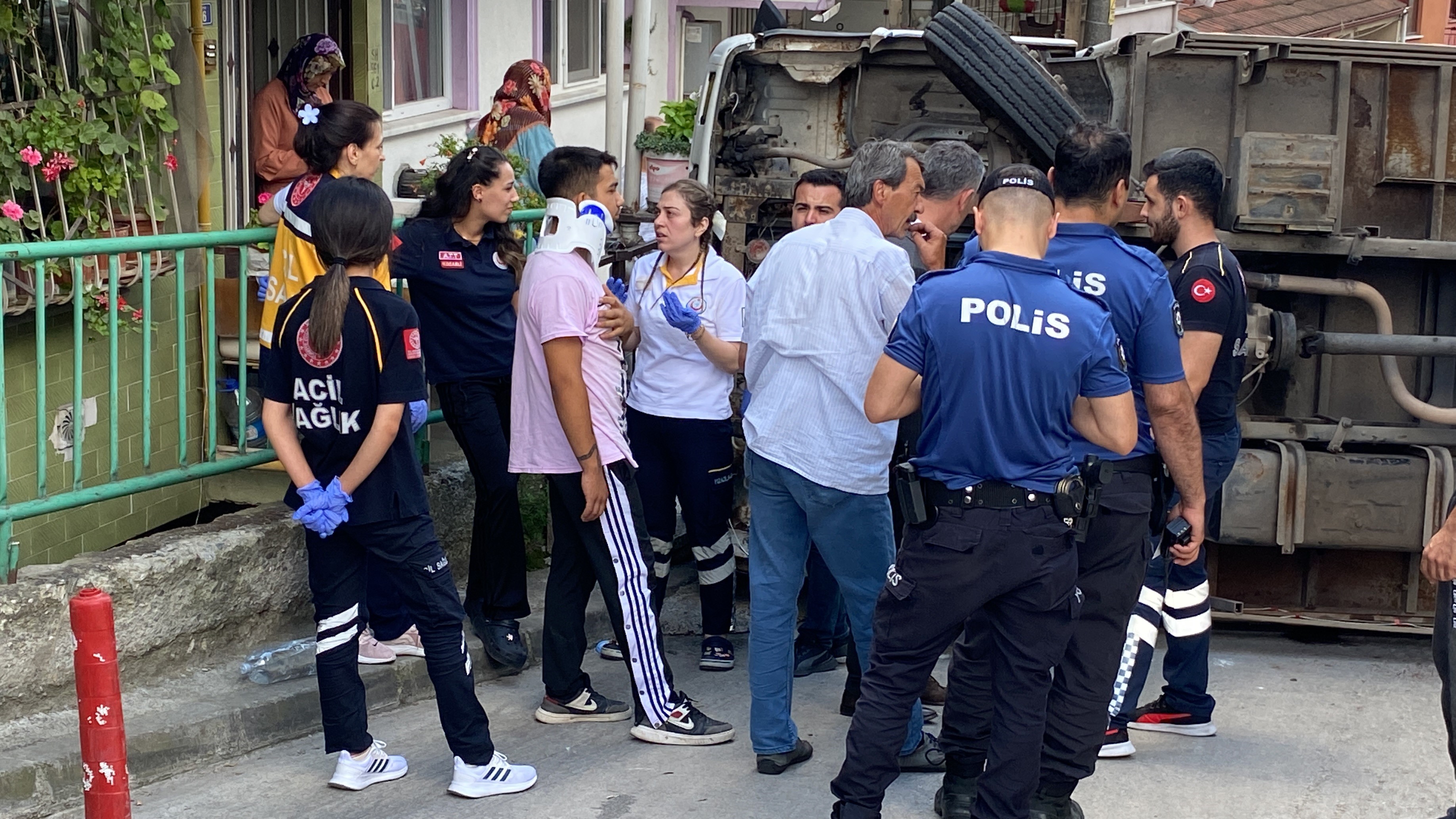 Kocaeli'de el freni kopan kamyon, otomobile çarparak devrildi!