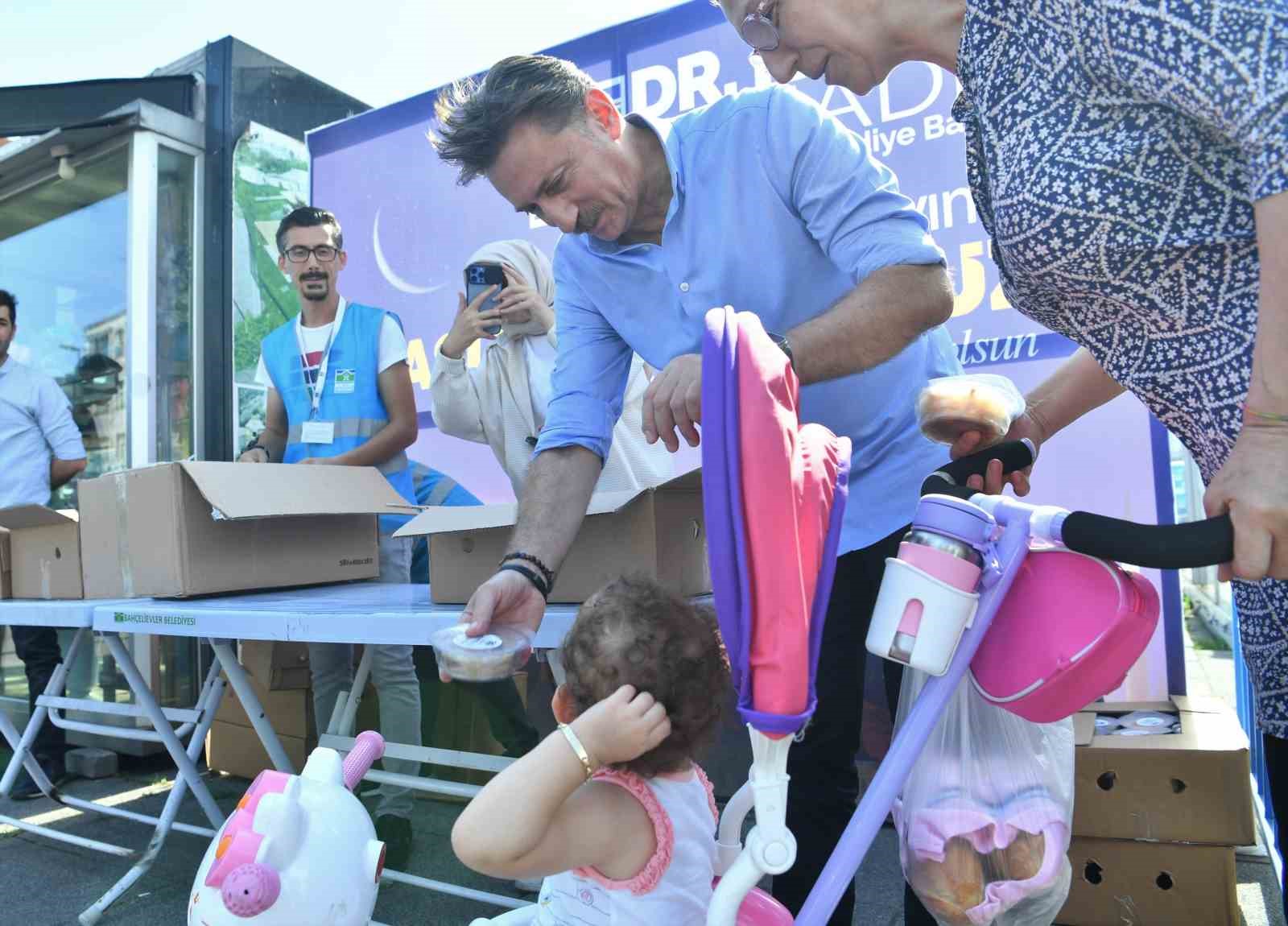Bahçelievler’de vatandaşlara aşure ikram edildi