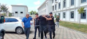 Kocaeli’de 119 kilo uyuşturucuyla polisi peşine takan zanlılar, adliyeye sevk edildi