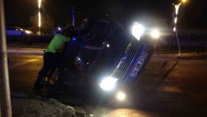 Kocaeli’de alkollü sürücünün kullandığı cip yan yattı: O anlar kameralara yansıdı