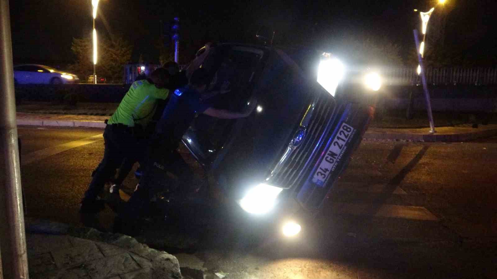 Kocaeli’de alkollü sürücünün kullandığı cip yan yattı: O anlar kameralara yansıdı