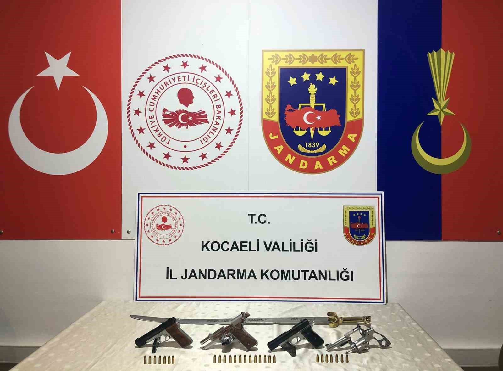 Kocaeli’de operasyon yapılan evden kılıç çıktı!