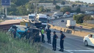Kocaeli’de devrilen tırdan fırlayan sürücü öldü