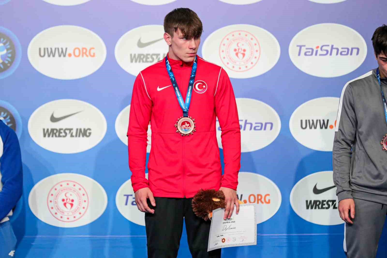 Alkan Akar’dan bronz madalya
