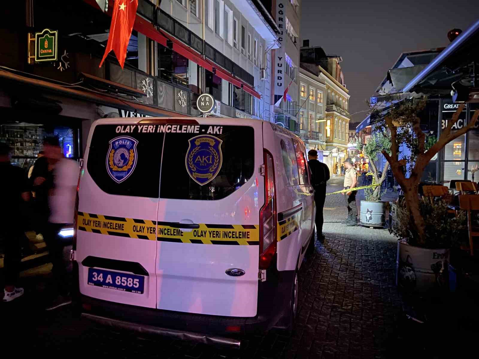 Beşiktaş Çarşı’da kanlı gece: Silahlı saldırıya uğrayan motosikletli ağır yaralandı