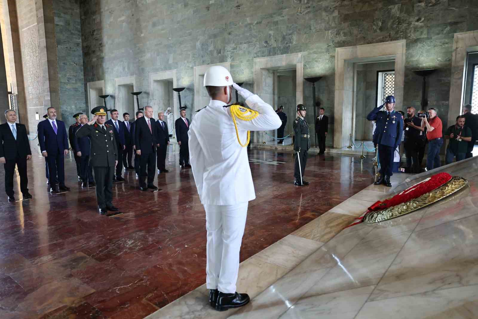 Cumhurbaşkanı Erdoğan başkanlığındaki YAŞ üyeleri Anıtkabir’i ziyaret etti