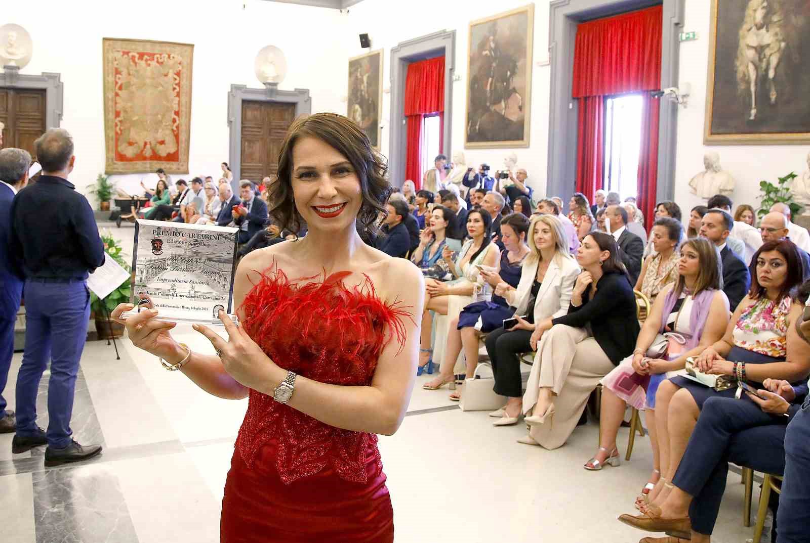 Fatma Dursun; İtalya’nın Başkenti Roma’da ’Sağlık Turizminde Başarı’ ödülüne layık görüldü