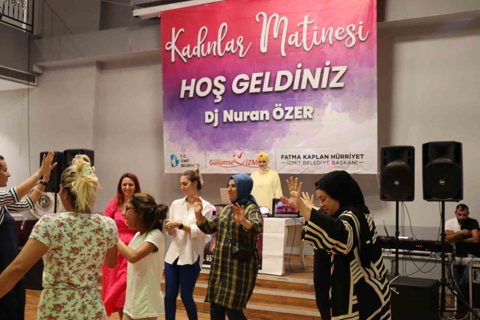 Kadınlar matinesinde buluşan kadınlar gönüllerince eğlendi