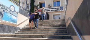 İstanbul’da bir AVM’de hırsızlık anı kamerada: Rahat tavırlarla kadının çantasını çalan şahıs yakalandı