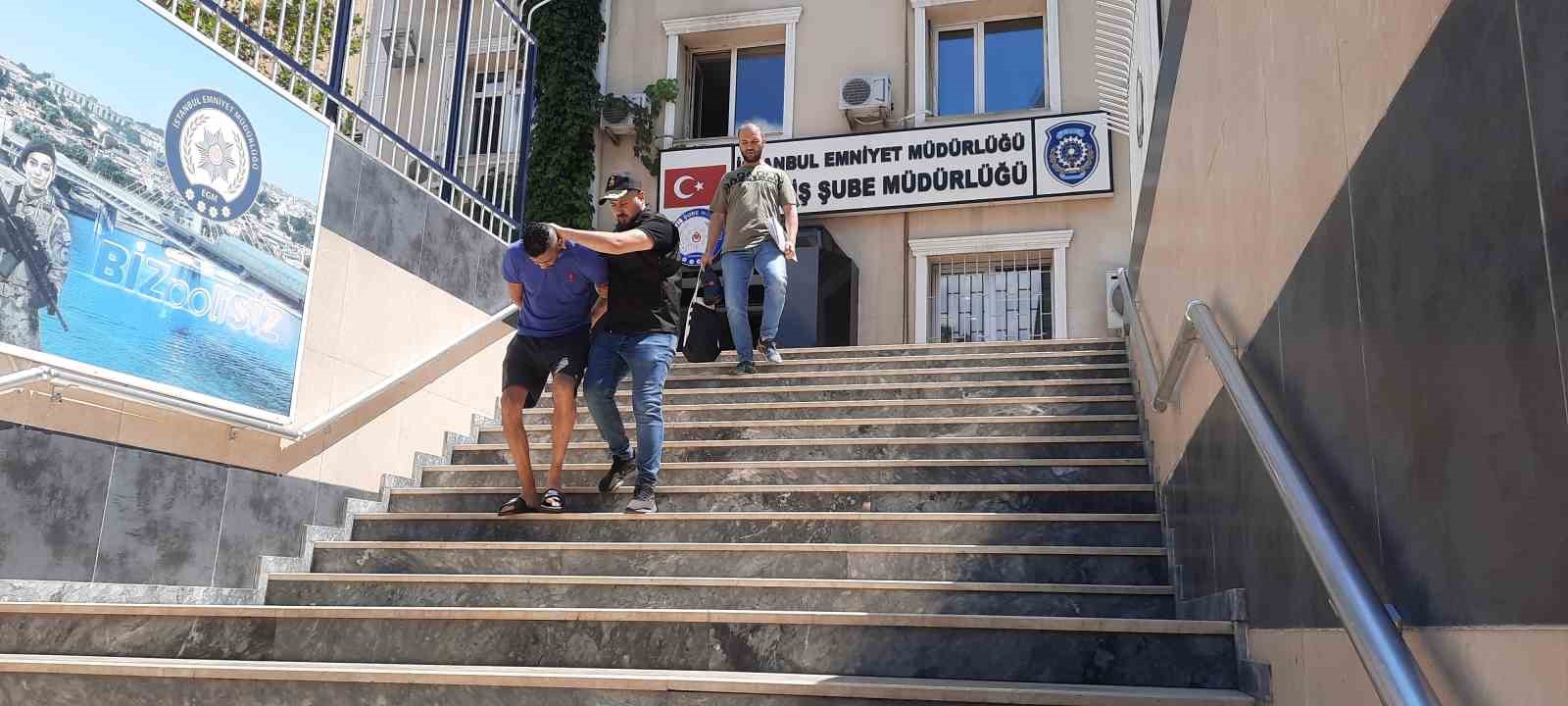 İstanbul’da bir AVM’de hırsızlık anı kamerada: Rahat tavırlarla kadının çantasını çalan şahıs yakalandı