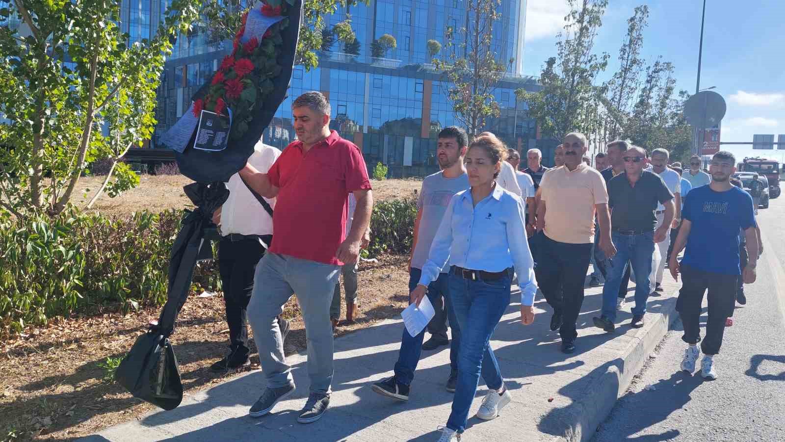 CHP Sultangazi’de tekrarlanan delege seçimini Mavi Liste adayı CHP İl Başkanlığı’nda protesto etti