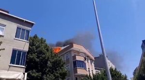 Bağcılar’da 3 katlı binanın çatısı alev alev yandı