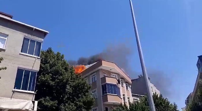 Bağcılar’da 3 katlı binanın çatısı alev alev yandı