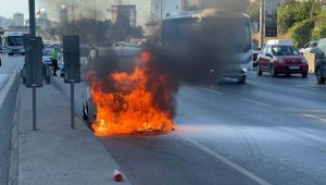 Maltepe’de ticari araç alev alev yandı