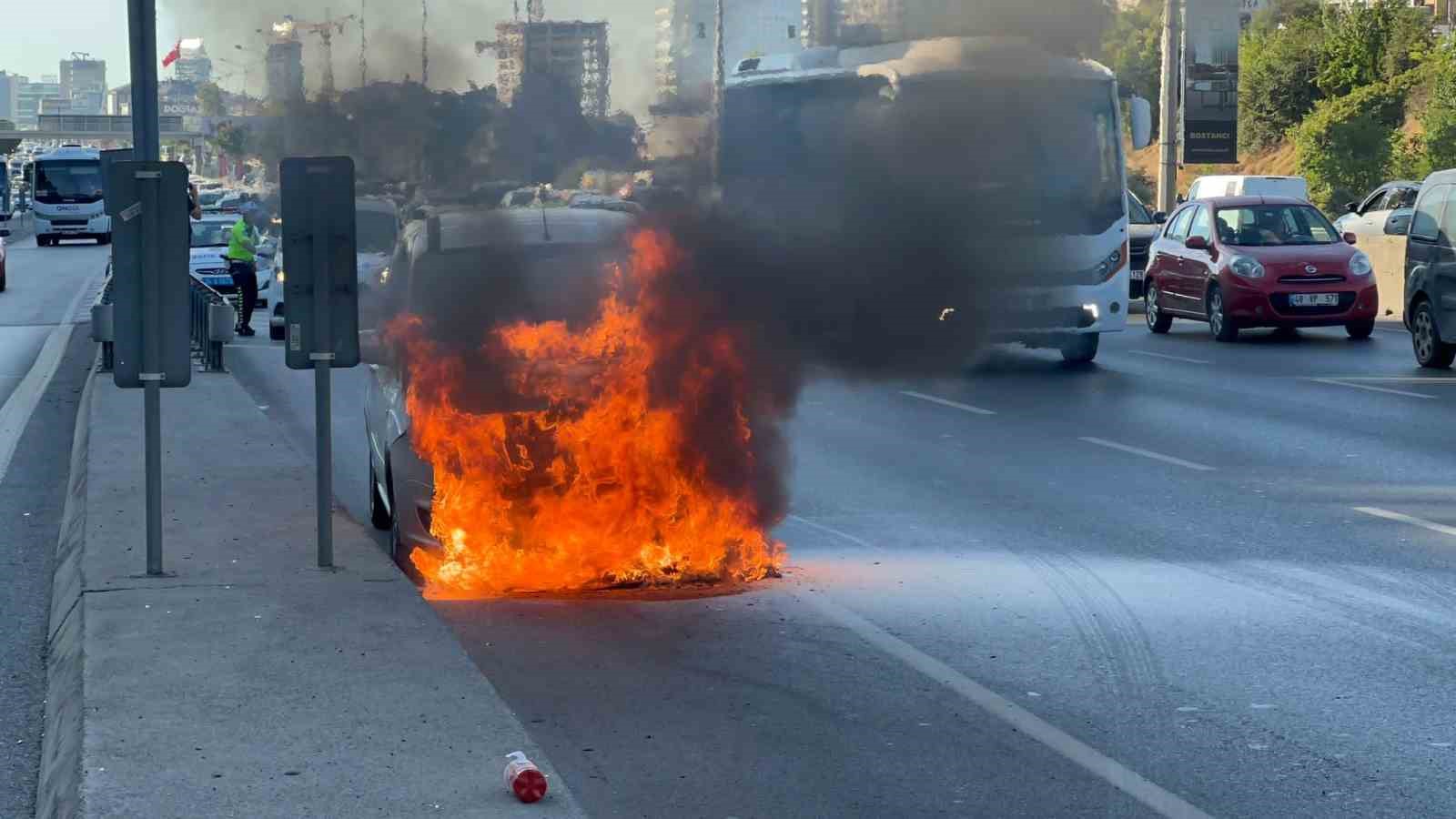Maltepe’de ticari araç alev alev yandı