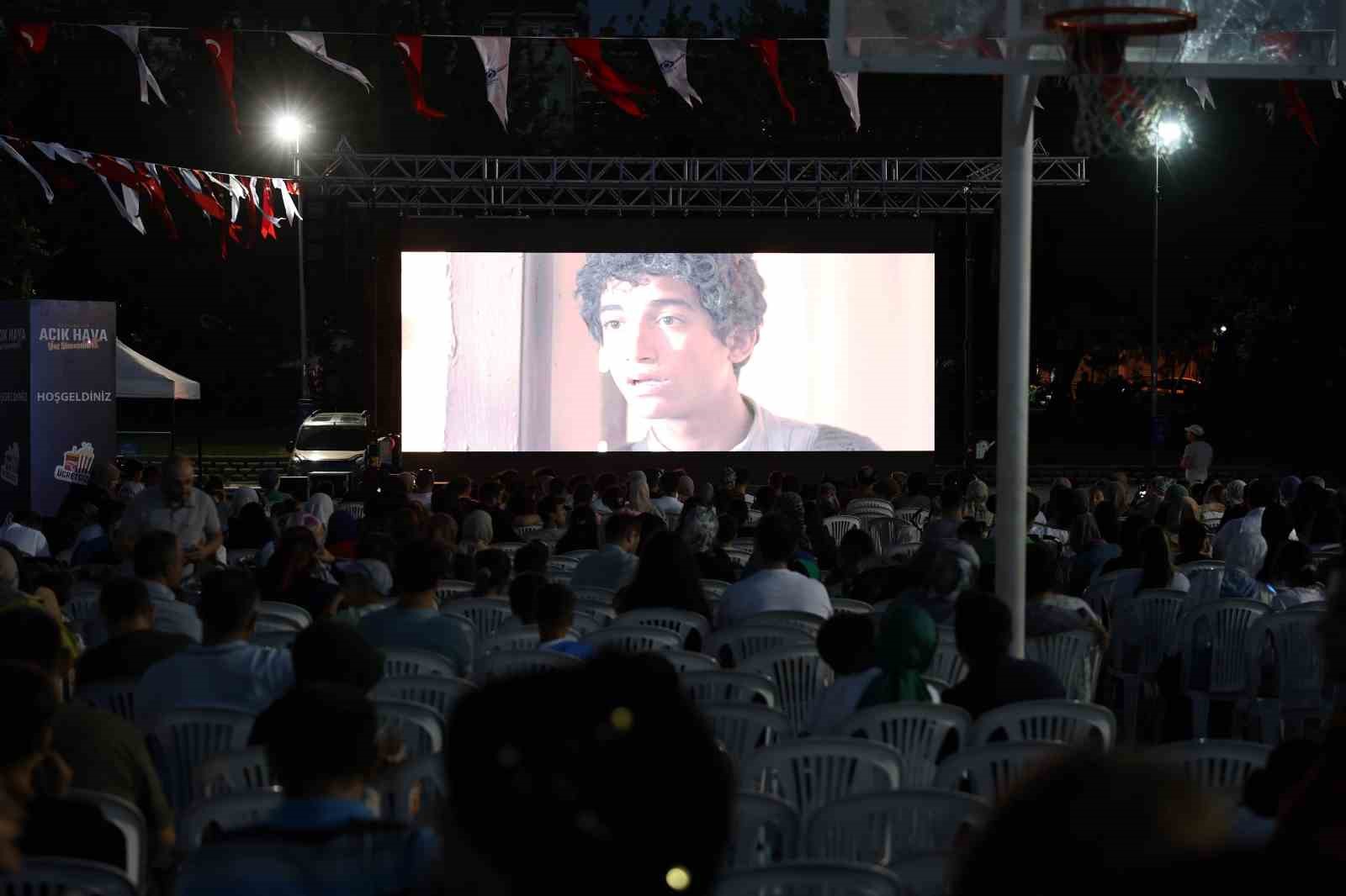 Sultangazi’de açıkhava sinema keyfi ‘Müslüm’ filmiyle Başladı