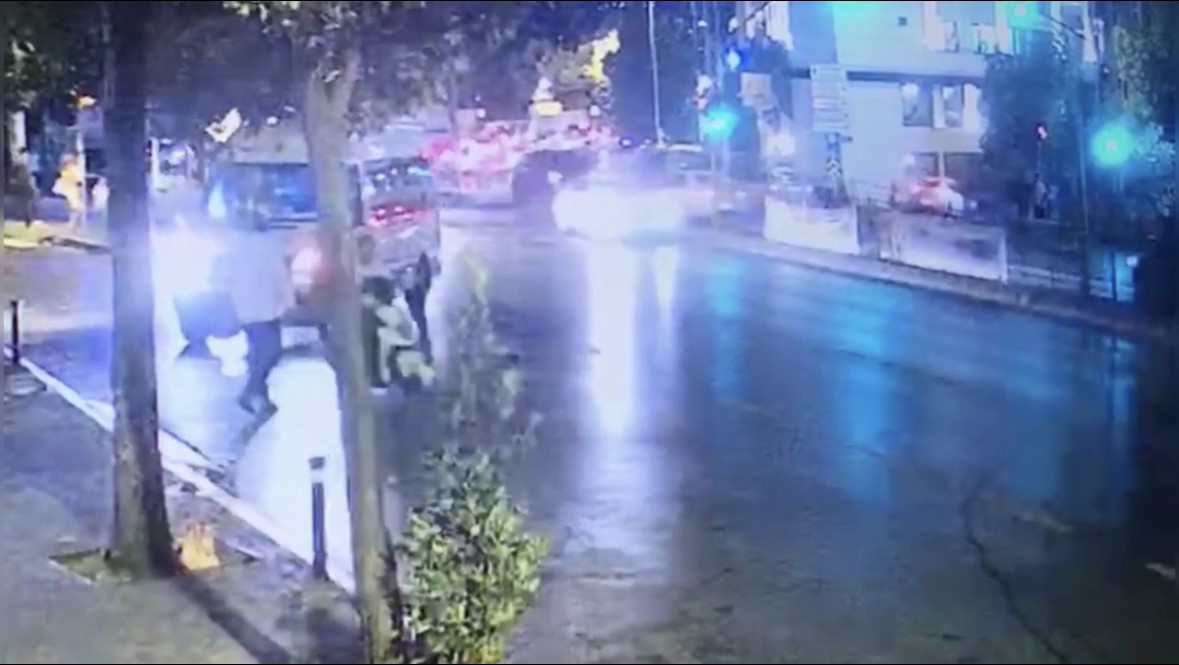 Beyoğlu’nda 11 kişiyi kapkaç yapan şahıs kamerada: Son işinde yakalandı
