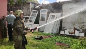 Sultangazi’de elektrik direğinden kopan kablo gecekonduyu küle çevirdi