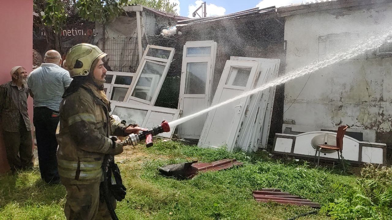 Sultangazi’de elektrik direğinden kopan kablo gecekonduyu küle çevirdi