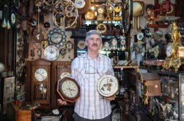 “Tik tak” sesleriyle geçen bir ömür: Padişahların saatlerini de restore ediyor