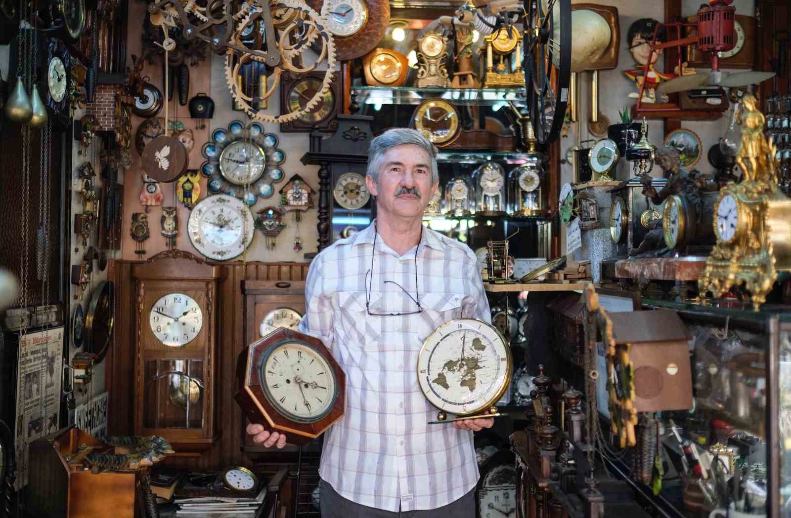 “Tik tak” sesleriyle geçen bir ömür: Padişahların saatlerini de restore ediyor