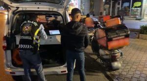 Başakşehir’de patlak lastikli motosikletli ehliyetsiz çıktı
