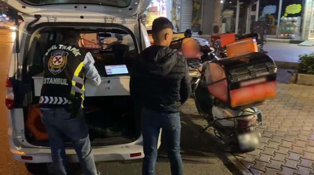 Başakşehir’de patlak lastikli motosikletli ehliyetsiz çıktı