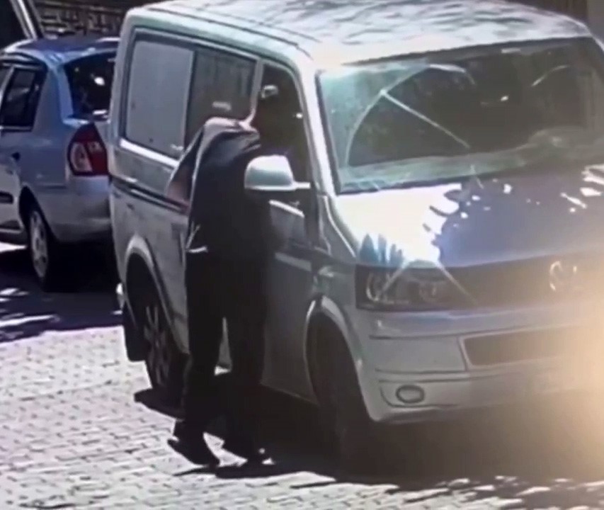 Sultangazi’de 2 ayrı telefon hırsızlığı kamerada