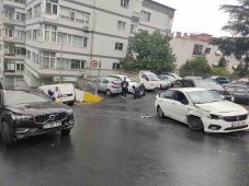 Şişli’de facianın eşiğinden dönüldü: Market kamyonu yokuş aşağı kayarak 7 araca çarptı