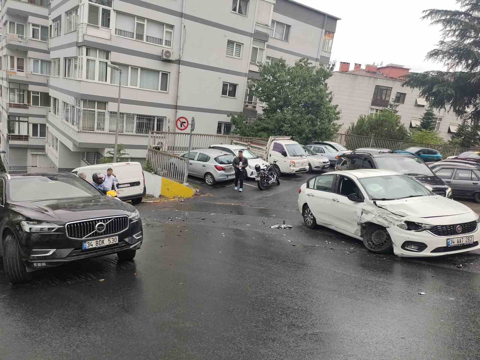 Şişli’de facianın eşiğinden dönüldü: Market kamyonu yokuş aşağı kayarak 7 araca çarptı