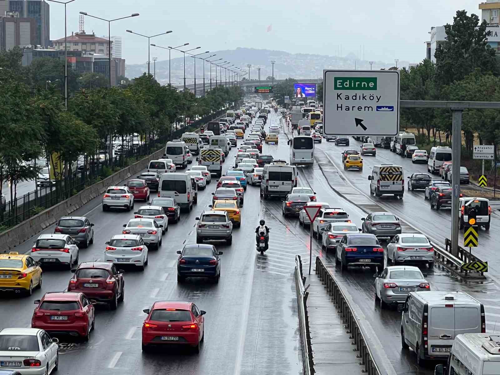 Anadolu Yakası’nda yağmur sonrası trafik yoğunluğu yaşandı