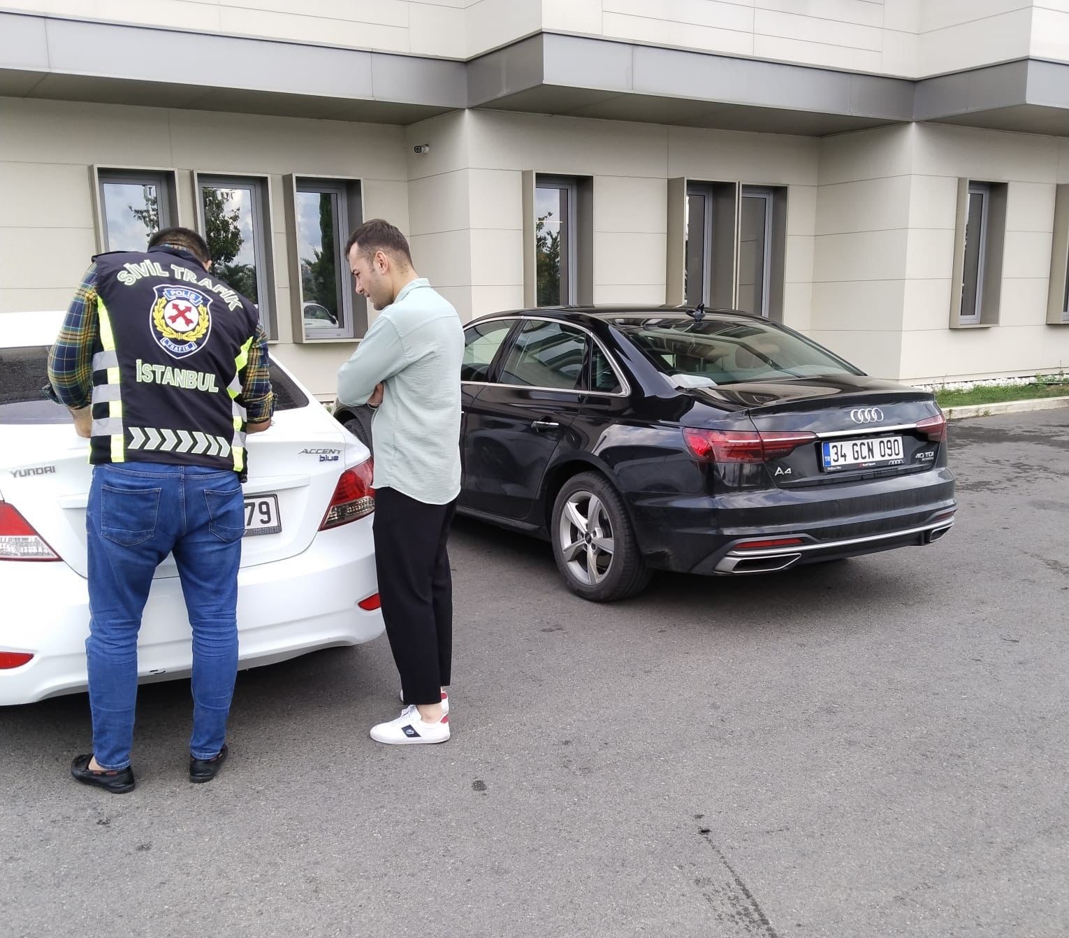 Kağıthane’de emniyet şeridini ihlal eden sürücüye ceza