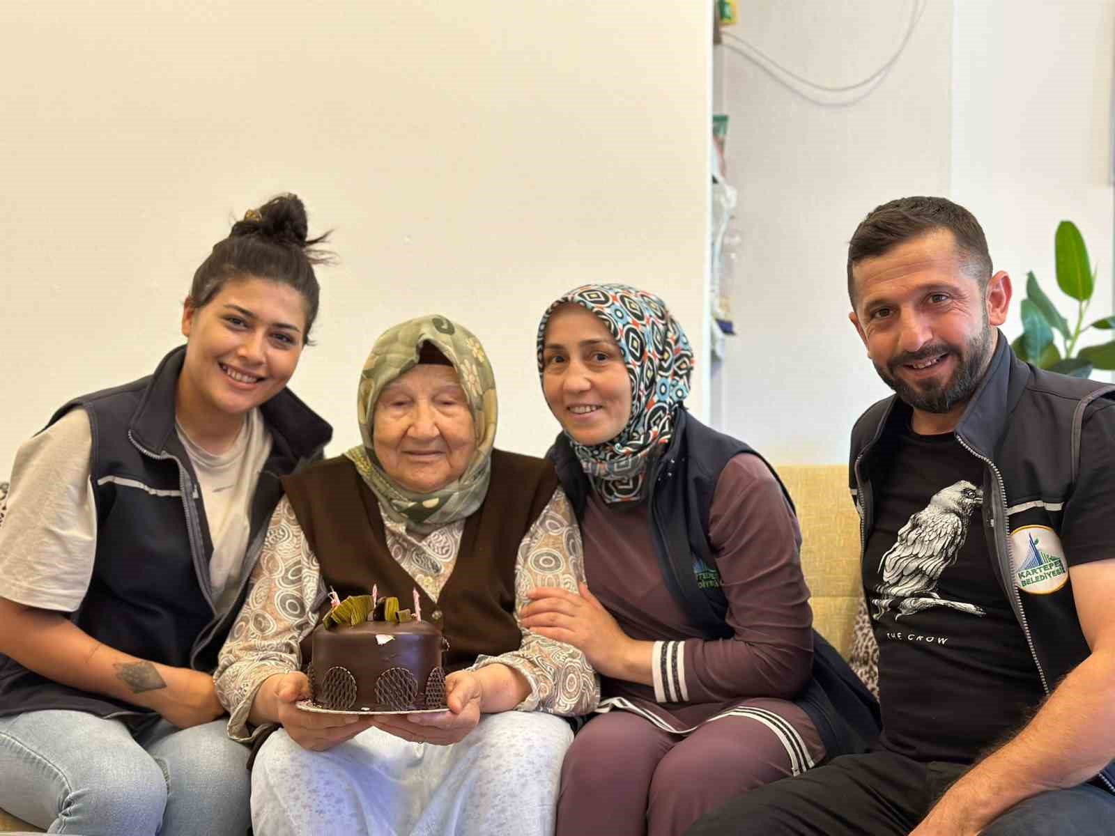 Ayşe Teyze’ye doğum günü sürprizi