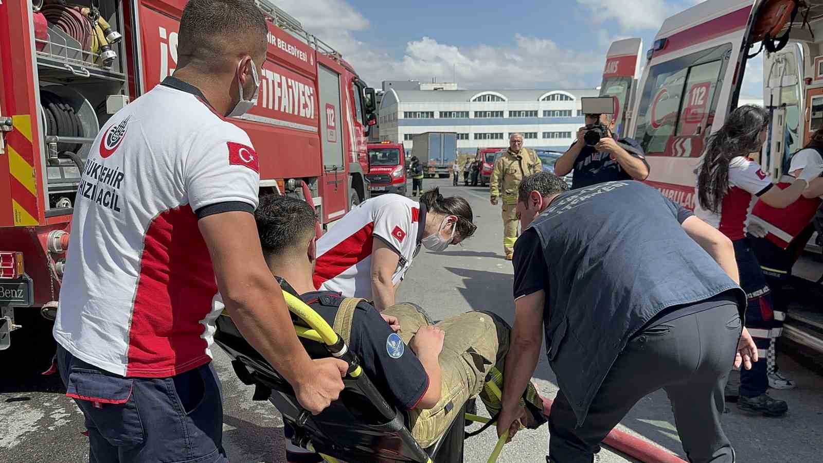 Arnavutköy’deki fabrika yangınında bir itfaiye eri yaralandı