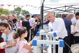 Sultangazi’de cuma namazı çıkışında vatandaşlara aşure ikramı