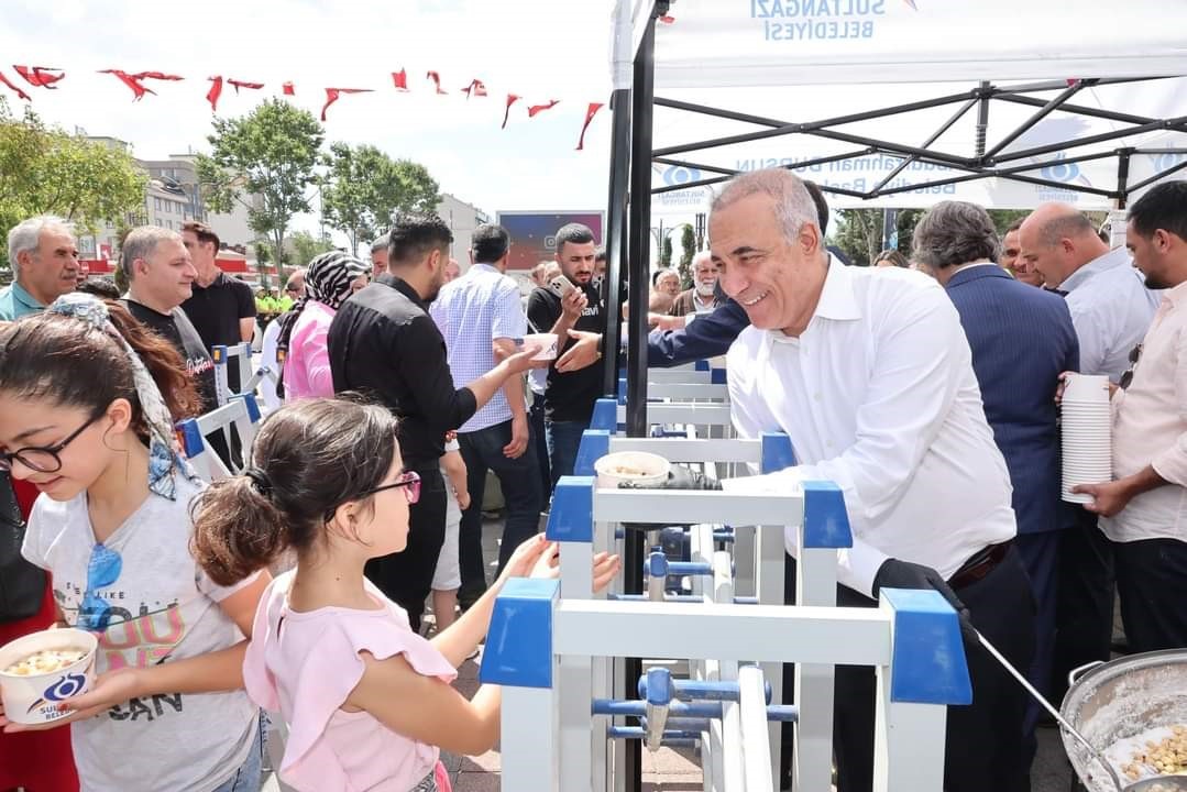 Sultangazi’de cuma namazı çıkışında vatandaşlara aşure ikramı