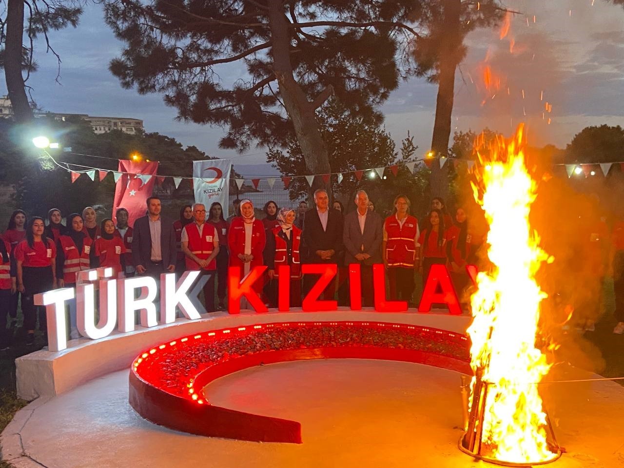 Bakan Göktaş, Heybeliada’da Kızılay Gençlik Kampı’nın ’Veda Sokağı’ etkinliğine katıldı