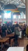 İstanbul’da AVM’nin restoranı çıkan kavgada adeta savaş alanına döndü
