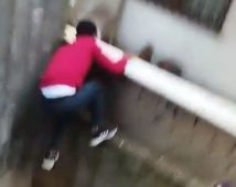 Sultangazi’de gündüz vakti hırsızlık girişimi kamerada