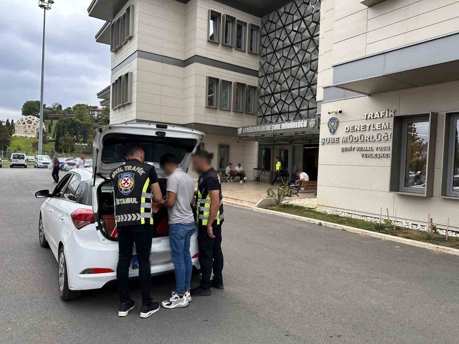 Şile Otoyolu’nda ayaklarıyla direksiyonu tutan sürücü ehliyetinden oldu
