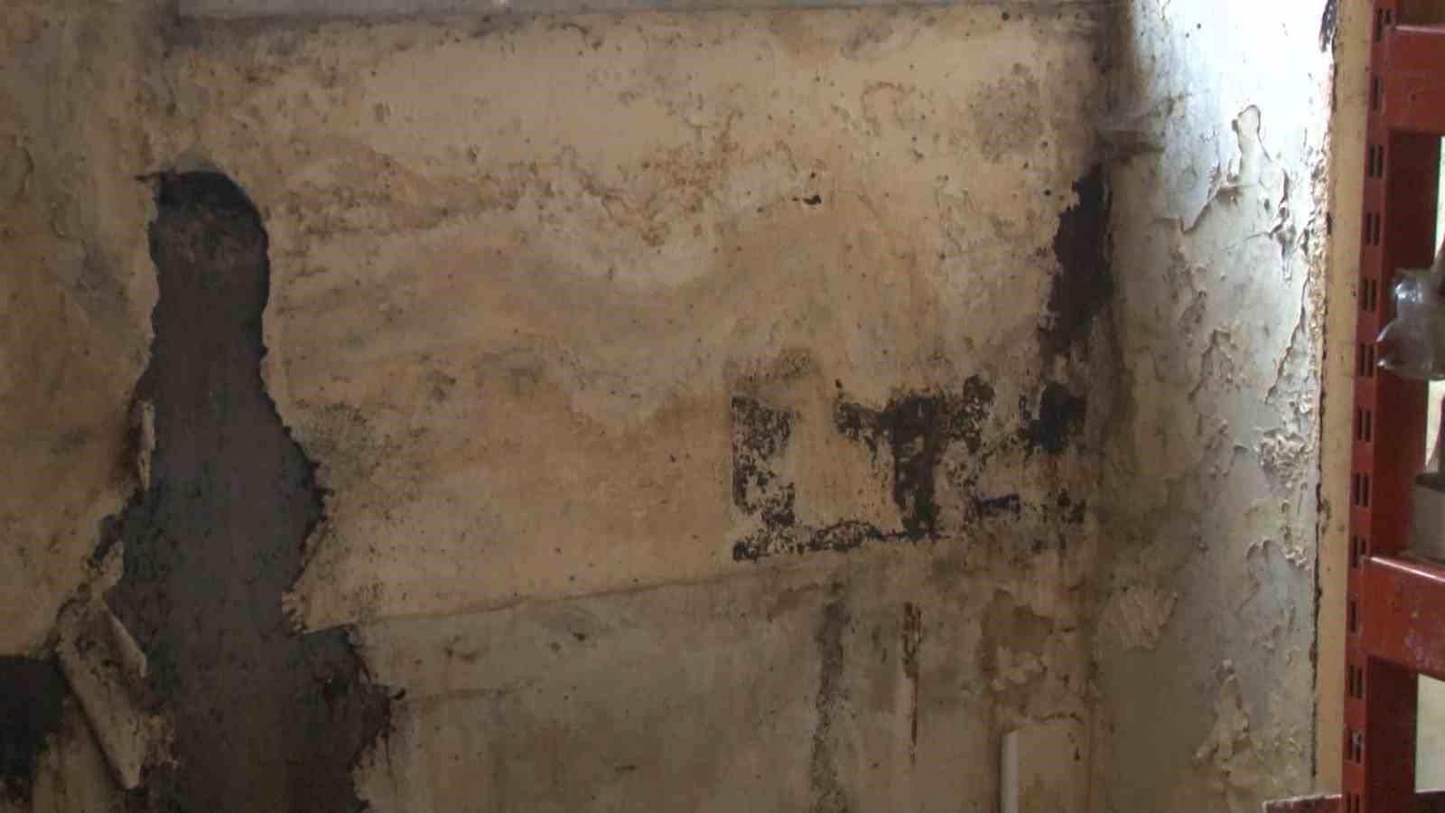 Arnavutköy’de duvardan akan suyun nereden geldiği aylardır bulunamıyor