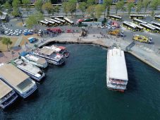 Eminönü’nde otobüsü denizden çıkarma çalışmaları havadan görüntülendi
