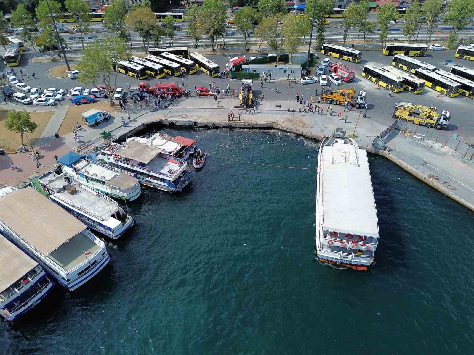 Eminönü’nde otobüsü denizden çıkarma çalışmaları havadan görüntülendi